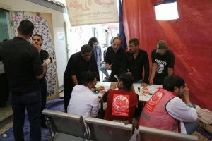 Read more about the article جانب اخر من الخدمة الطلابية لزوار اربعينية الامام الحسين (عليه السلام) طلبة كلية التمريض بجامعة كربلاء يستنفرون طاقاتهم خدمة لزوار الامام الحسين (عليه السلام) خلال الزيارة الاربعينية