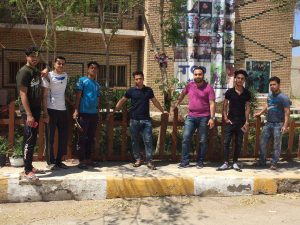 Read more about the article وقفة تطوعية لطلبة المرحلة الاولى للدراسة المسائية  لصبغ السياج الخشبي الخاص بحديقة الكلية