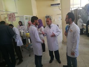 Read more about the article عميد كلية التمريض في زيارة ميدانية لطلبة المرحلة الاولى في الكلية اثناء تدريبهم العملي في:مدينة الامام الحسين (عليه السلام) الطبية