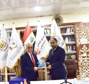 Read more about the article عميد كلية التمريض يمنح درع الأبداع والتميز الى مساعد رئيس جامعة وارث الأنبياء ( ع )