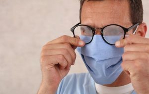 Read more about the article دراسات: ارتداء الكمامة بإحكام يرفع درجة كفاءتها