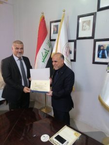 Read more about the article رئيس لجنة عمداء كليات التمريض في العراق يكرم عميد كلية التمريض جامعة كركوك بشهادة تقديرية