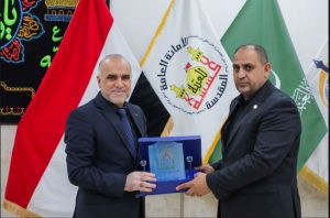 Read more about the article عميد كلية التمريض ورئيس لجنة عمداء كليات التمريض في العراق يكرم رئيس جامعة وارث الأنبياء (ع )