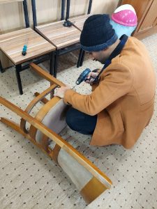 Read more about the article شعبة شؤون الديوان في كلية التمريض تنظم حملة لصيانة مقاعد ومناضد مكتبة الكلية