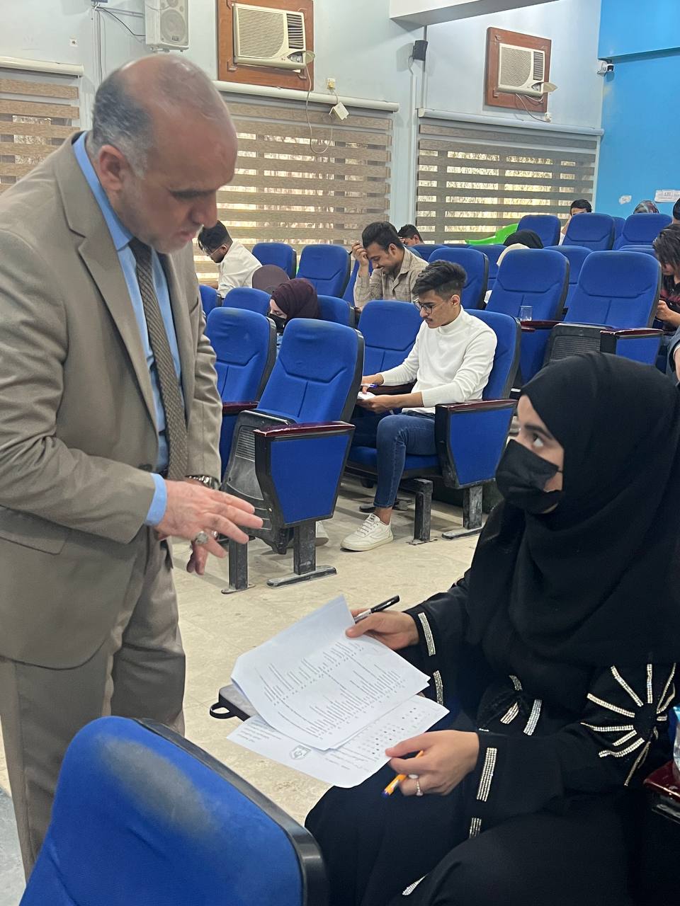 Read more about the article عميد كلية التمريض يتابع سير الإمتحانات النهائية لطلبة الدراسة الأولية