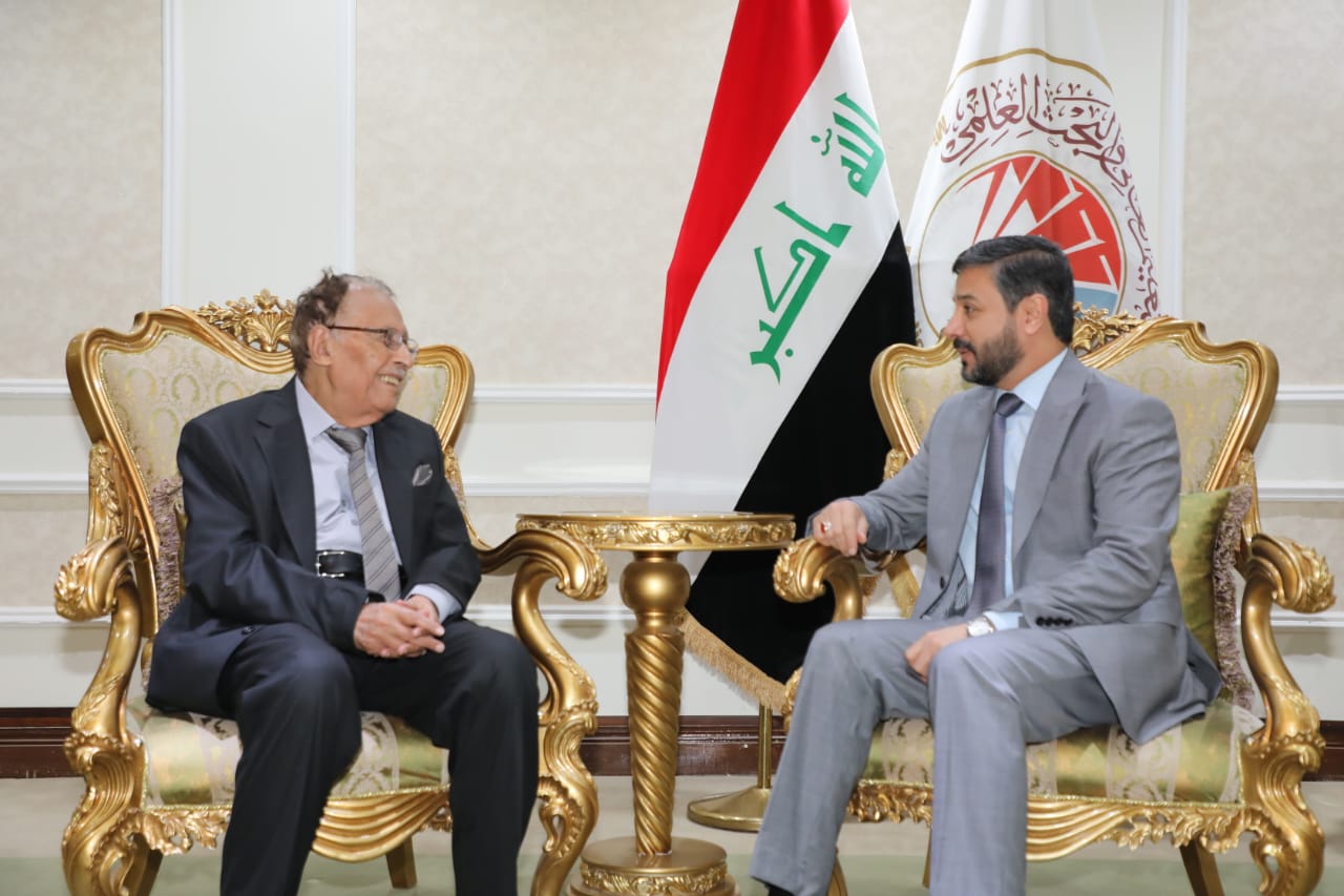 You are currently viewing وزير التعليم يكرم أستاذ الدراسات اللغوية والقرآنية الدكتور فاضل صالح السامرائي