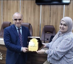 Read more about the article عميد كلية التمريض يكرم مدير مركز تدريب وتطوير الملاكات
