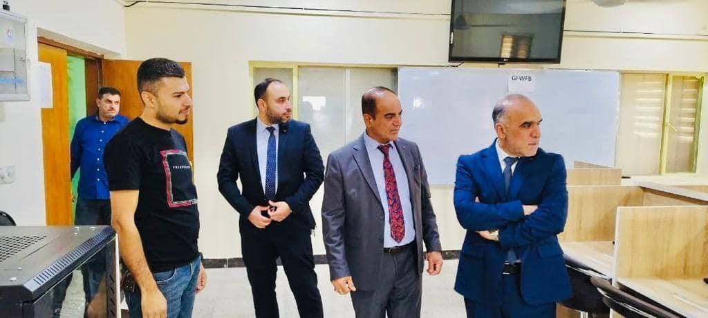 Read more about the article جولة عميد كلية التمريض رئيس لجنة عمداء كليات التمريض في العراق الأستاذ الدكتور علي كريم خضير الجبوري في كلية التمريض بجامعة بابل للإطلاع على المختبرات العلمية والشاشات الذكية والمكتبه الإلكترونية برفقة فريق الدعم التقني.
