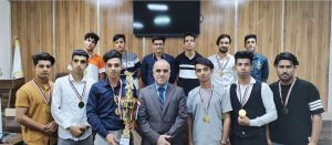 Read more about the article جانب من توزيع الشهادات التقديرية والميداليات بين الفرق الفائزة وتقديم كأس الفوز هدية تذكارية إلى عمادة كلية التمريض