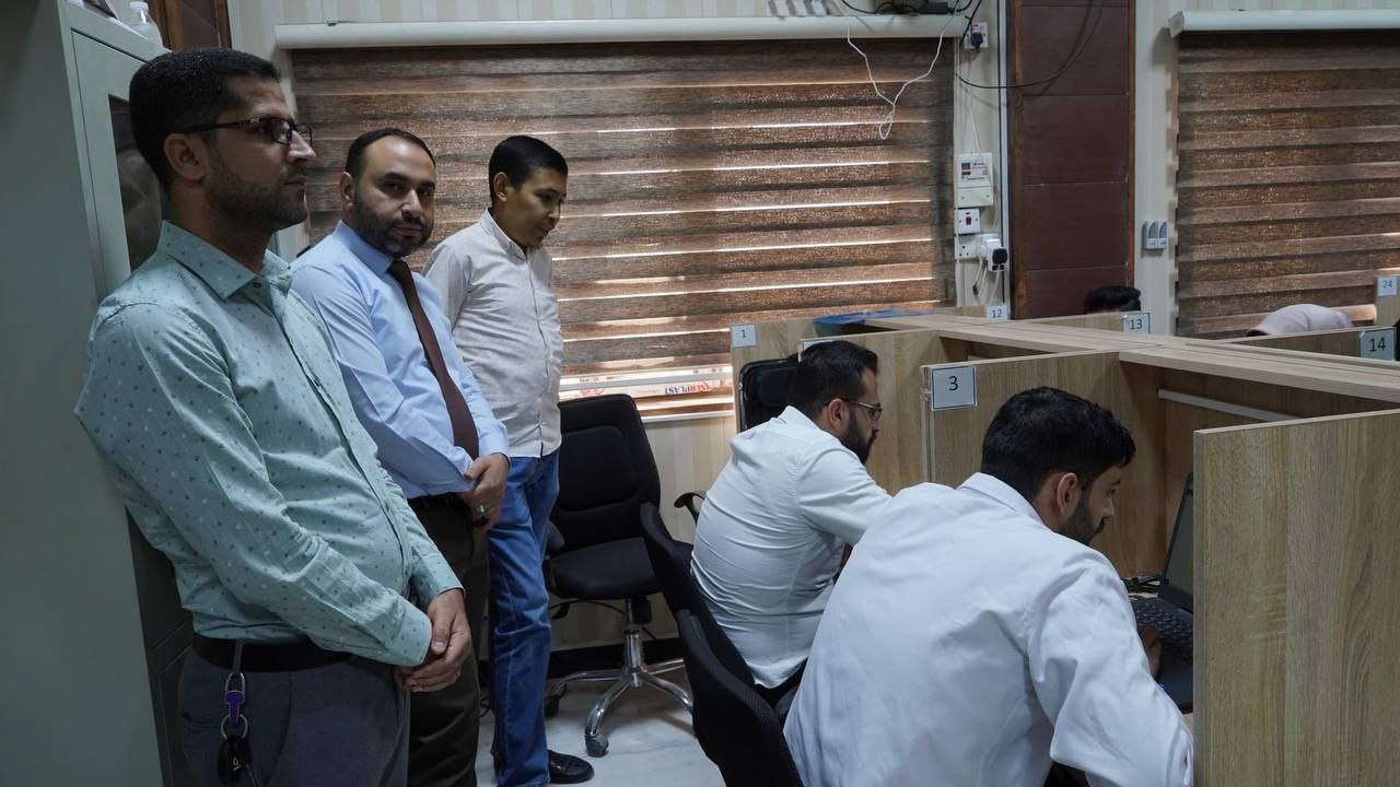 Read more about the article بالصور / بتوجيه من الأستاذ الدكتور علي كريم خضير الجبوري عميد كلية التمريض رئيس لجنة عمداء كليات التمريض في العراق شارك المدرس أحمد صامت حاتم والمبرمج حسين علي مهدي أعضاء اللجنة الجامعية الخاصة بالإمتحان التقويمي لطلبة كلية الطب المرحلة السادسة والتي جرت اليوم الأثنين الموافق 26 حزيران ٢٠٢٣.         إعلام كلية التمريض