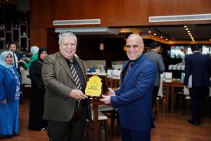 Read more about the article بالصور / الأستاذ الدكتور علي كريم خضير الجبوري عميد كلية التمريض رئيس لجنة عمداء كليات التمريض يكرم رئيس جامعة هولير الأستاذ الدكتور نورالدين إسماعيل درع التميز لاستضافتة الاجتماع الدوري لمجلس عمداء كليات التمريض كما شمل التكريم معاوني رئيس الجامعة للشؤون الإدارية والعلمية و عميد كلية التمريض الأستاذ المساعد افيان النقشبندي.   إعلام كلية التمريض