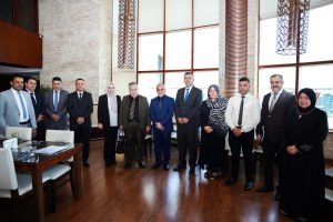 Read more about the article بالصور / على هامش اجتماع لجنة عمداء كليات التمريض  الأستاذ الدكتور علي كريم خضير الجبوري عميد كلية التمريض رئيس  لجنة العمداء يكرم مدراء المراكز الامتحانية بدروع وشهادات تقديرية لجهودهم المتميزه في إنجاح الإمتحانات النهائية التقويمية لطلبة كليات التمريض الحكومية والأهلية للعام الدراسي 2022 – 2023 .   إعلام كلية التمريض