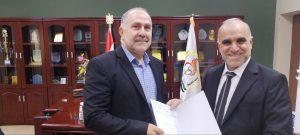 Read more about the article بالصور / عميد كلية التمريض يكرم رئيس وأعضاء لجنة مناقشة طالبة الماجستير