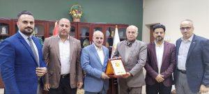 Read more about the article وفد كلية الصفوة الجامعة يقدم التهنئة ويكرم عميد كلية التمريض