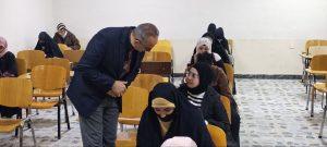 Read more about the article بالصور / معاون عميد كلية التمريض للشؤون الإدارية والمالية الأستاذ المساعد الدكتور زكي صباح مصيحب يتفقد سير الإمتحانات الشهرية لطلبة المرحلة الأولى لمادة أساسيات التمريض.