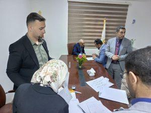 Read more about the article بالصور / بحضور السيد عميد كلية التمريض الأستاذ المساعد الدكتور سلمان حسين فارس الگريطي وعدد من أعضاء اللجنة الإمتحانية وفريق الدعم التقني .  المركز الإمتحاني الخاص بالامتحانات التقويمية الوزارية التجريبية في كلية التمريض بجامعة كربلاء يباشر أعماله تسلم الأوراق الإمتحانية من ممثلي كليات وأقسام التمريض في مدينة كربلاء المقدسة والمتمثلة بجامعة العميد وجامعة وارث الأنبياء (ع ) وكلية الزهراوي الجامعة وكلية الصفوة الجامعة .    إعلام كلية التمريض