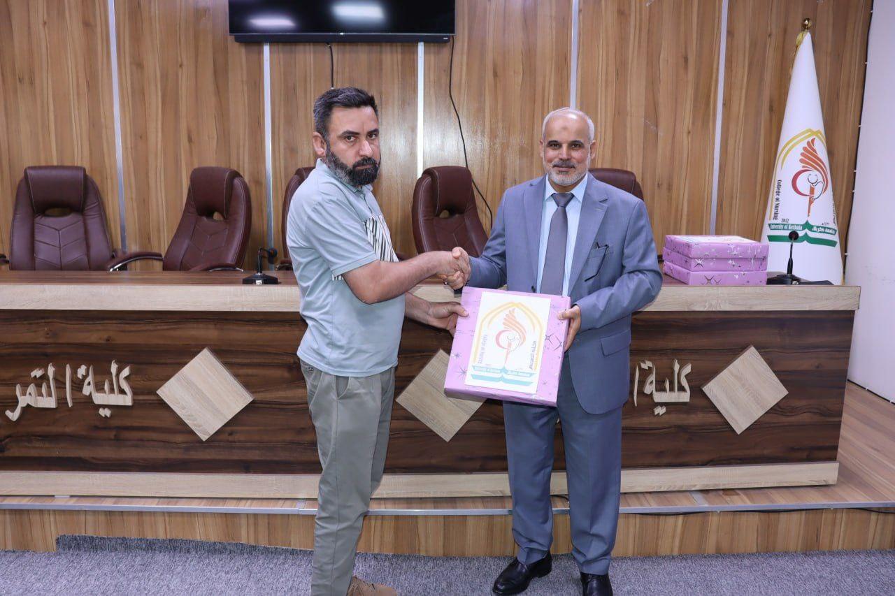 Read more about the article بالصور / عميد كلية التمريض الأستاذ المساعد الدكتور سلمان حسين فارس الگريطي يكرم موظفي الخدمة في كلية التمريض بمناسبة عيد العمال العالمي وتثميناً لجهودهم المتميزة في العمل .    إعلام كلية التمريض