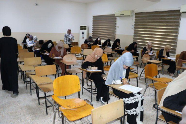 طلبة الدراسة الأولية في كلية التمريض يواصلون أداء الإمتحانات النهائية