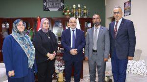 Read more about the article بالصور / عميد كلية التمريض يكرم رئيس وأعضاء لجنة مناقشة طالب الماجستير