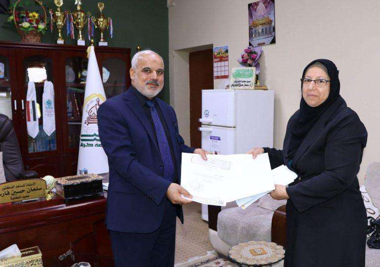 Dean of the College of Nursing honors members of the discussion committee with certificates of appreciation  Mr. Dean of the College of Nursing, Assistant Professor Dr. Salman Hussein Faris Al-Ghariti, honored members of the discussion committee for the master’s student (Walaa Yassin Deeb Ahmed) with certificates of appreciation. The honor included Professor Dr. Fatima Makki Mahmoud, Head of the Adult Nursing Department at the College of Nursing, University of Karbala, Assistant Professor Dr. Hamida Hadi Abdul Wahid, College of Medicine, University of Warith Al-Anbiya, peace be upon them, Lecturer Dr. Haqi Ismail Mansour, one of the lecturers of the College of Nursing, and Assistant Professor Dr. Sajida Saadoun Aliwi, Head of the Maternal and Neonatal Nursing Department at the College of Nursing, University of Karbala. Media of the College of Nursing