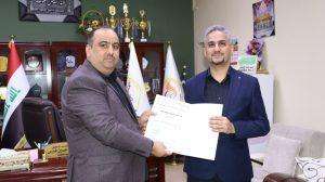 Read more about the article بالصور/ نيابة عن السيد عميد كلية التمريض الأستاذ المساعد الدكتور سلمان حسين فارس الگريطي معاون العميد للشؤون العلمية والدراسات العليا في كلية التمريض جامعة كربلاء الأستاذ المساعد الدكتور حسن عبدالله عذبي المالكي يكرم أعضاء لجنة المناقشة بكتاب شكر تقديرا وتثميناً لجهودهم في مناقشة طالبة الماجستير في علوم التمريض  (بشرى عبد علي جاسم مرهون) عن رسالتها الموسومة  ” تأثير تقنية الضغط وتمارين التنفس بإستخدام الحجاب الحاجز في الغثيان والتقيء لدى مرضى استئصال المرارة.. دراسة مقارنة “.    إعلام كلية التمريض