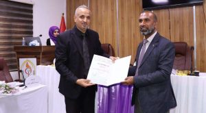 Read more about the article بالصور/ نيابة عن السيد عميد كلية التمريض الأستاذ المساعد الدكتور سلمان حسين فارس الگريطي معاون العميد للشؤون الإدارية والمالية في كلية التمريض جامعة كربلاء الأستاذ المساعد الدكتور زكي صباح مصيحب يكرم أعضاء لجنة المناقشة بكتاب شكر تقديراً وتثميناً لجهودهم في مناقشة طالبة الماجستير في علوم التمريض ( زينب إبراهيم رشيد عبيس ) عن رسالتها الموسومة  ” تأثير طرق التغذية على تشبع الأوكسجين ومعدل النبض والجهد التنفسي عند حديثي الولادة المصابين بعيب خلقي في القلب “.        إعلام كلية التمريض