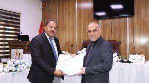 Read more about the article رئيس فرع تمريض الصحة النفسية والعقلية في كلية التمريض يكرم أعضاء لجنة المناقشة لطالب الماجستير