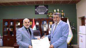 Read more about the article عميد كلية التمريض يكرم أعضاء لجنة المناقشة لطالبة الماجستير