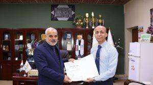 Read more about the article عميد كلية التمريض يكرم أعضاء لجنة المناقشة لطالب الماجستير