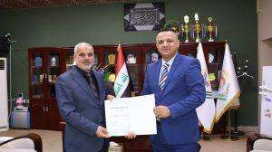 Read more about the article عميد كلية التمريض يكرم أعضاء لجنة المناقشة لطالب الماجستير