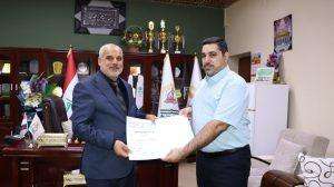 Read more about the article عميد كلية التمريض يكرم أعضاء لجنة المناقشة لطالبة الماجستير