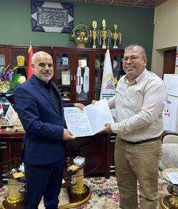 Read more about the article عميد كلية التمريض يكرم أعضاء لجنة المناقشة لطالبة الماجستير