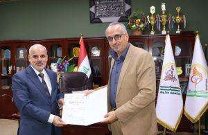 Read more about the article عميد كلية التمريض يكرم معاون العميد للشؤون الإدارية بكتاب شكر وتقدير