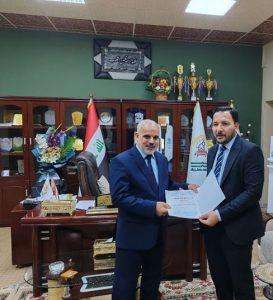 Read more about the article عميد كلية التمريض يكرم أعضاء لجنة مناقشة طالبة الماجستير