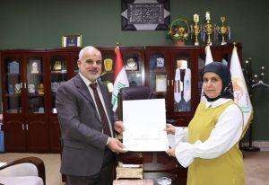 Read more about the article عميد كلية التمريض يكرم مدير شعبة التسجيل بكتاب شكر وتقدير لجهودها في إدارة الشعبة