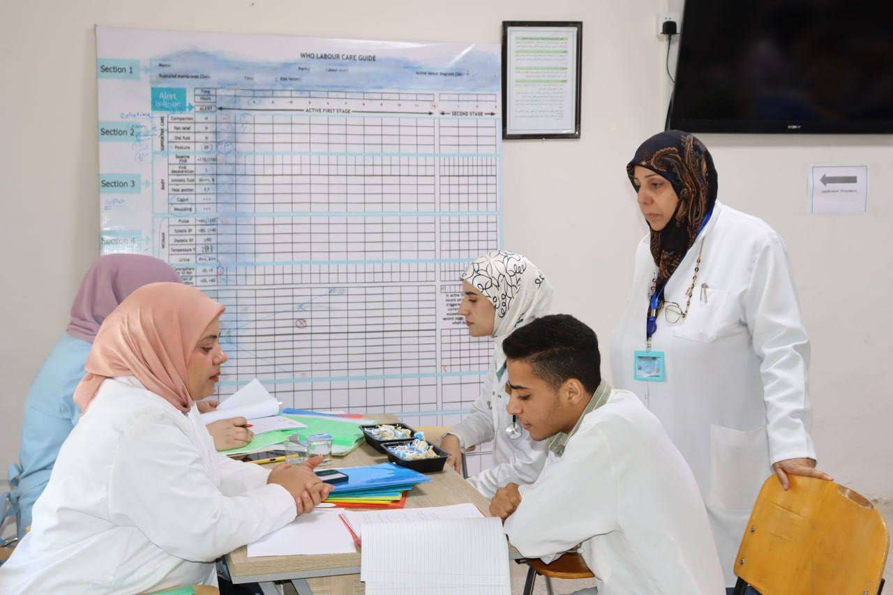 You are currently viewing طلبة المرحلة الثالثة في كلية التمريض يؤدون الامتحان العملي النهائي لمادة تمريض صحة الأم والوليد