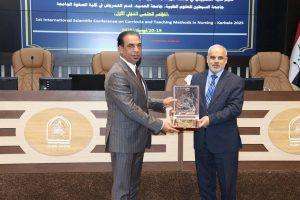 Read more about the article تكريم المشاركين والداعمين بتوزيع الدروع التقديرية على هامش المؤتمر الدولي لكلية التمريض في جامعة كربلاء