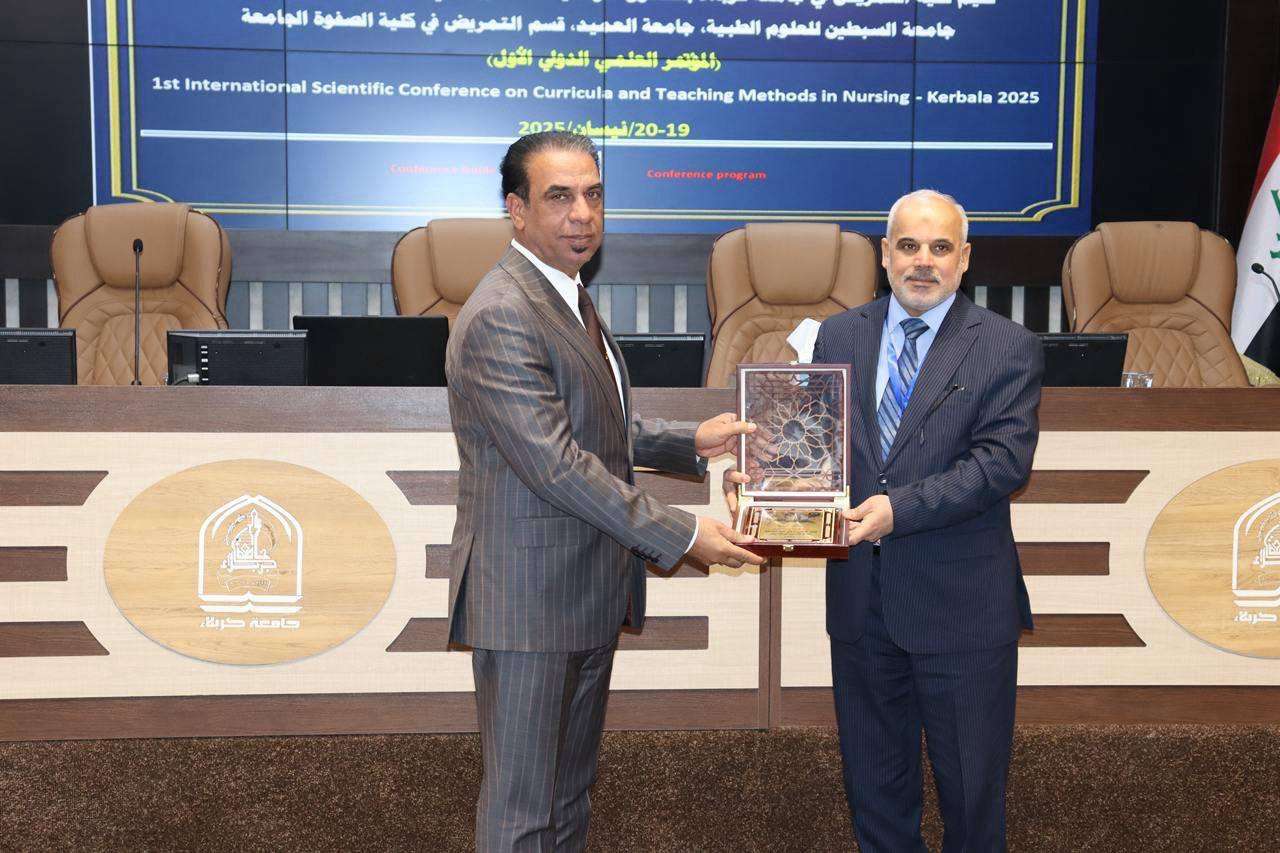 You are currently viewing تكريم المشاركين والداعمين بتوزيع الدروع التقديرية على هامش المؤتمر الدولي لكلية التمريض في جامعة كربلاء