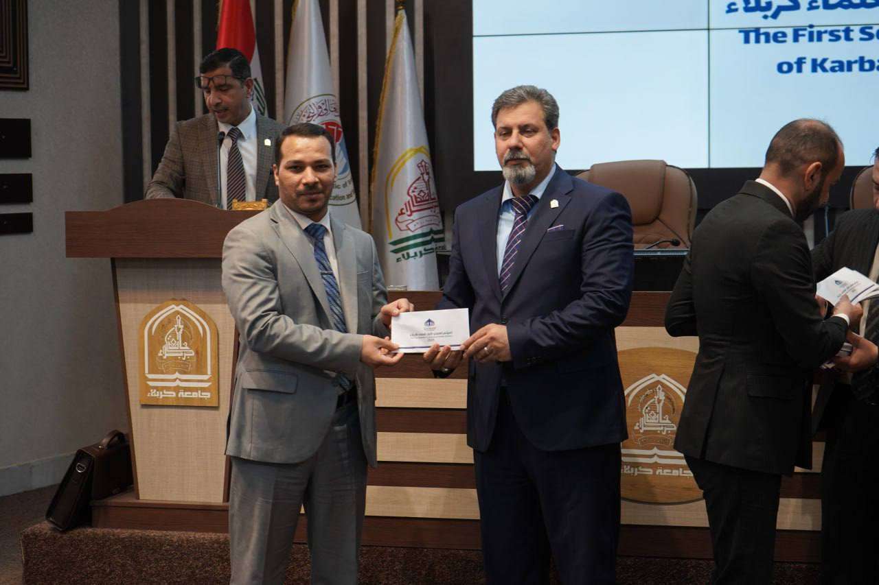 Read more about the article رئيس جامعة كربلاء يكرّم تدريسيًا من كلية التمريض لمشاركته في مؤتمر علماء كربلاء ٢٠٢٥