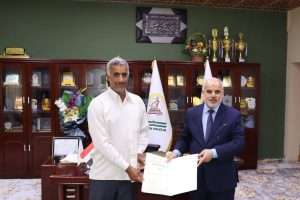 Read more about the article السيد عميد كلية التمريض يكرم أحد موظفي الخدمة بمناسبة حصوله على شهادة محو الأمية.