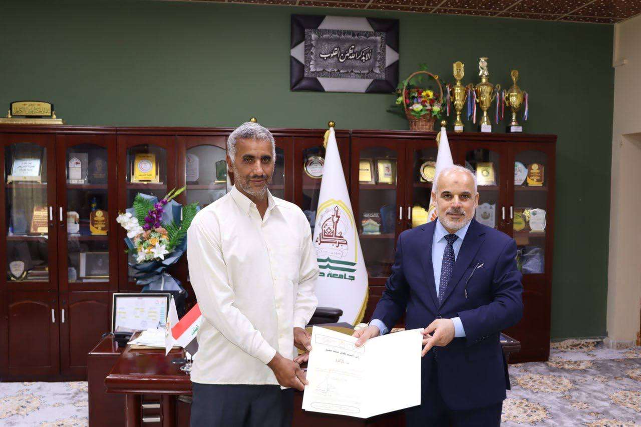 Read more about the article السيد عميد كلية التمريض يكرم أحد موظفي الخدمة بمناسبة حصوله على شهادة محو الأمية.