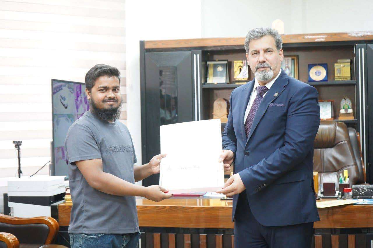 Read more about the article طلبة دوليون بجامعة كربلاء يصدرون أول مجلة ثقافية عن العراق ورئيس الجامعة يكرمهم