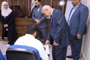 Read more about the article طلبة الدراسات العليا يؤدون امتحان مادة “Academic Writing” والعمادة تتابع ميدانيًا سير العملية الامتحانية.