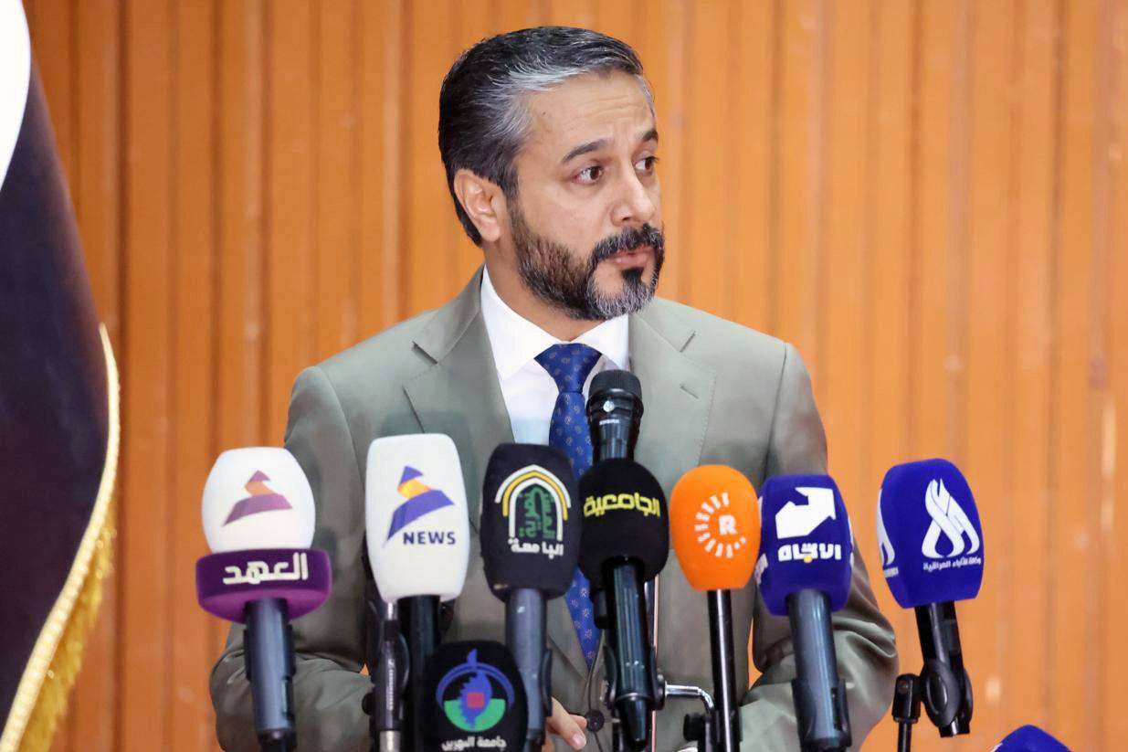 You are currently viewing وزير التعليم يكرم الطلبة الأوائل بجائزة قائمة وزير التعليم العالي والبحث العلمي للمتفوقين