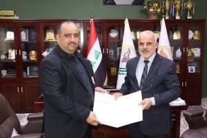 Read more about the article السيد عميد كلية التمريض بجامعة كربلاء يكرم أعضاء لجنة مناقشة رسالة الماجستير