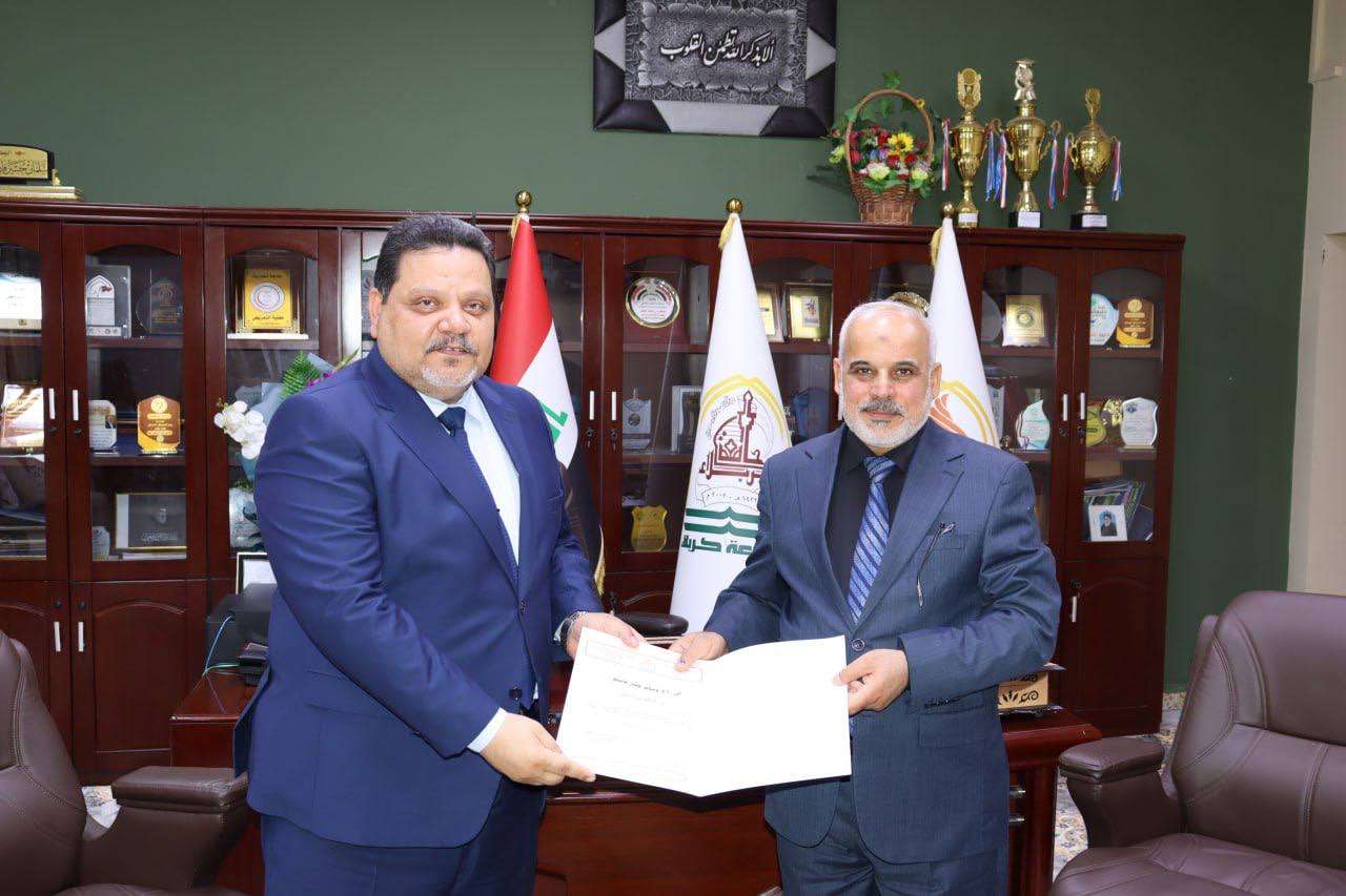 You are currently viewing السيد عميد كلية التمريض يكرّم لجنة مناقشة رسالة ماجستير حول إدارة الوقت وضغوط العمل وجودة الحياة