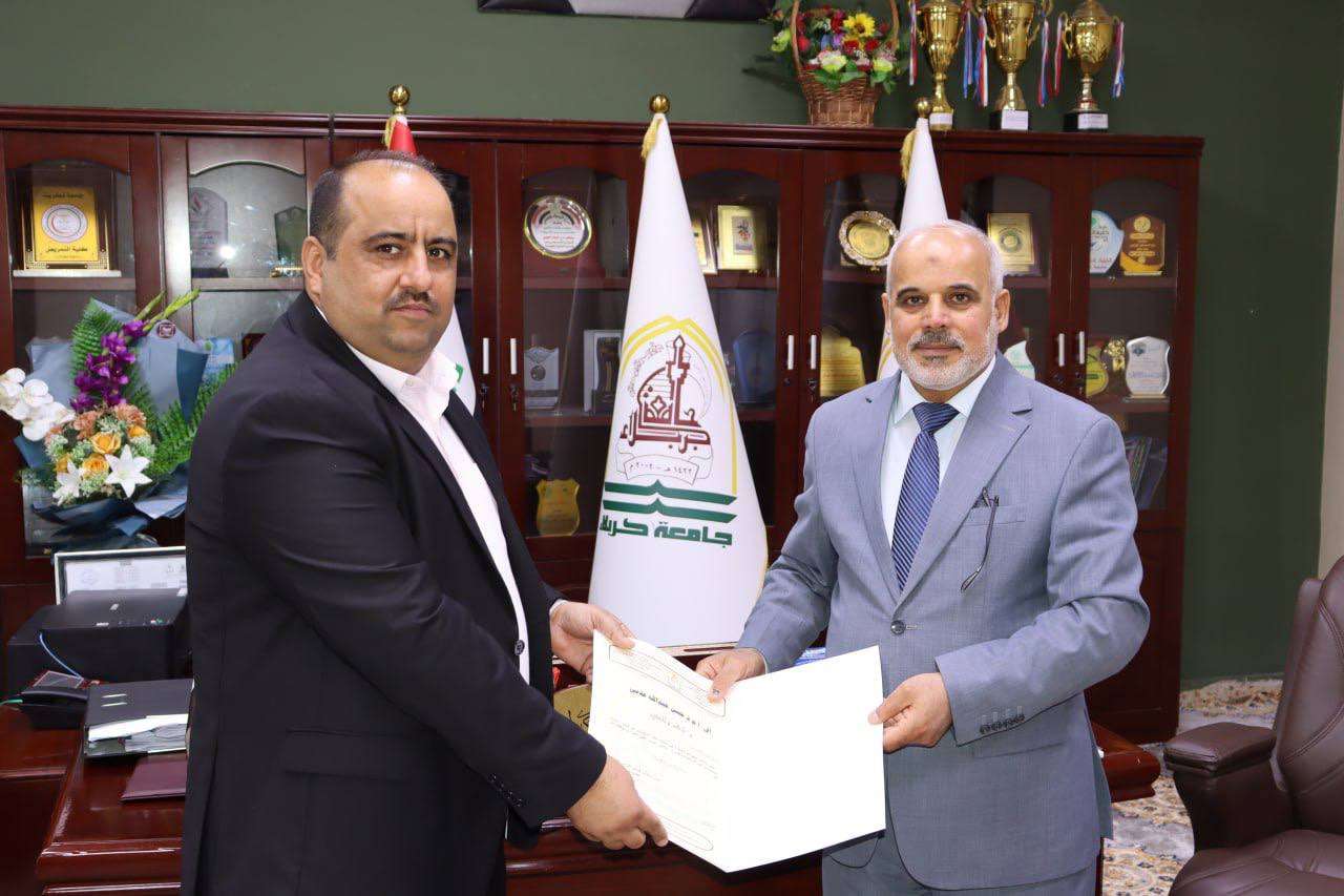 Read more about the article تكريم لجنة مناقشة رسالة ماجستير في تمريض كربلاء