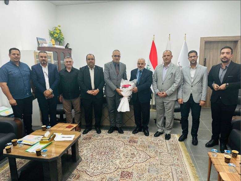 Read more about the article السيد عميد الكلية يقدّم التهاني إلى السيد مدير الإدارة في جامعة الصفوة.