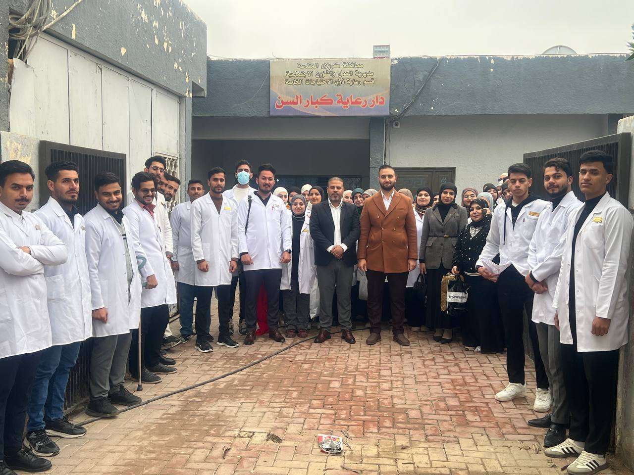 Read more about the article كلية التمريض تنظم زيارة الى دار رعاية كبار السن في كربلاء المقدسة