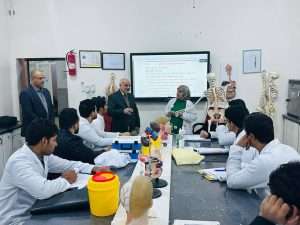 Read more about the article السيد العميد يتفقد سير العملية التعليمية خلال الدراسة المسائية